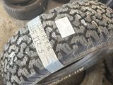 plusieurs pneus sont empilés les uns sur les autres
