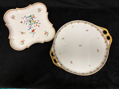 Deux plats en porcelaine, l'un à gâteau de Limoges, l'autre …