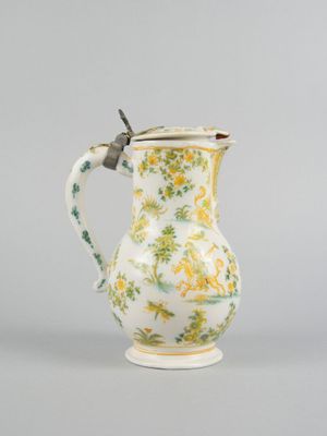 une image représentant un vase muni d'une anse sur fond gris