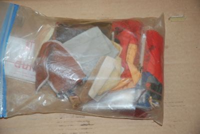 un sac en plastique rempli d'objets divers, posé sur une table