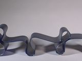 trois chaises en plastique placées les unes à côté des autres autour d'une table
