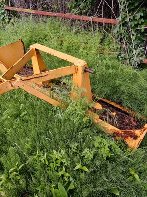 un tracteur qui est garé dans l'herbe près de la clôture