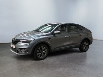 un SUV gris garé dans une pièce aux murs blancs