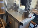 une machine posée sur un chariot dans un entrepôt