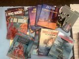 un grand nombre de livres posés sur le sol