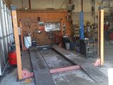 une photo d'un garage où il y a beaucoup de travaux en cours