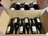 plusieurs bouteilles de vin dans une caisse sur la table