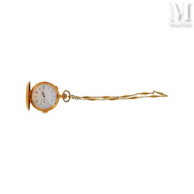 une montre de poche en or avec une chaîne, sur fond blanc