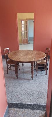 une salle à manger avec une table et des chaises