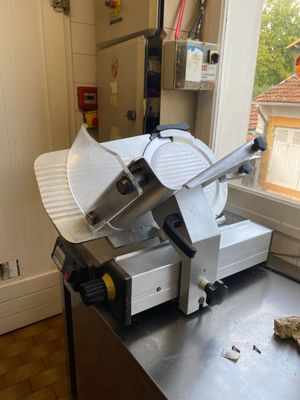 une machine posée sur une table dans une pièce