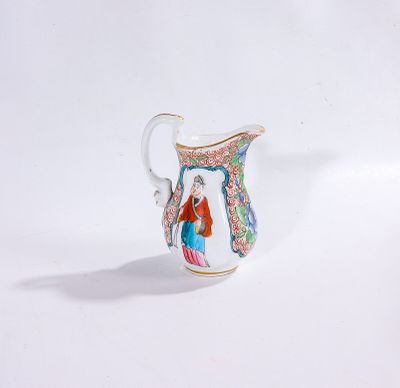 BAYEUX, petite verseuse en porcelaine à décor sinisant polyc…