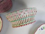 de nombreuses assiettes et bols posés sur une table