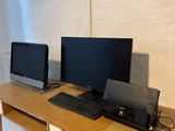 un bureau sur lequel sont posés deux écrans d'ordinateur et un clavier