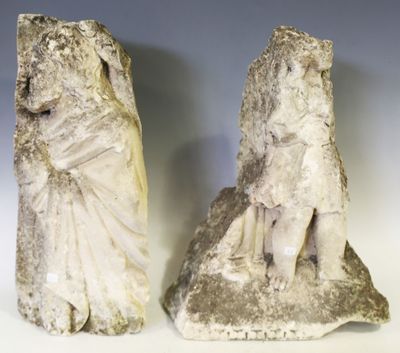 une paire de statues en pierre représentant une femme et un homme, posées sur un rocher