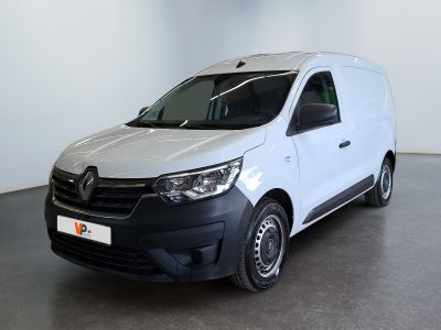 La camionnette blanche est garée dans une grande pièce