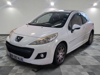 la photo d'une voiture blanche garée dans un garage