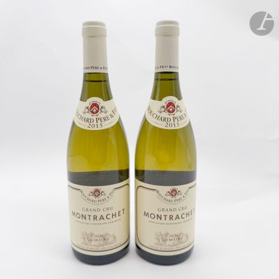 deux bouteilles de vin blanc posées l'une à côté de l'autre sur une surface blanche