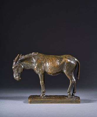 une statue en bronze représentant un cheval debout sur un socle en bois