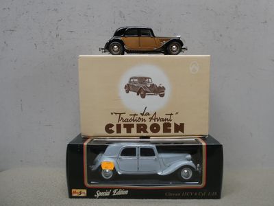 une boîte sur laquelle est posée une petite voiture