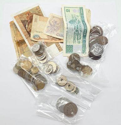 beaucoup d'argent dans les sacs posés sur la table