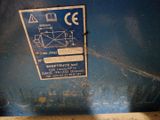 une affiche apposée sur le flanc d'une machine bleue