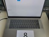 un ordinateur portable posé sur un bureau avec une souris