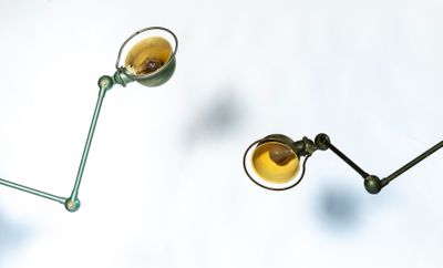 deux lampes posées sur une table