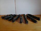 plein de petits trains miniatures posés sur une table en bois