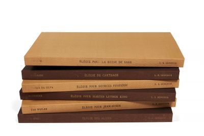 quatre livres empilés les uns sur les autres sur une surface blanche