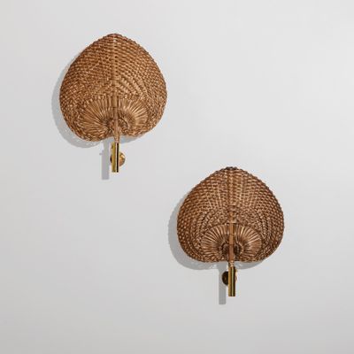 une paire de crochets muraux en rotin sur un mur blanc