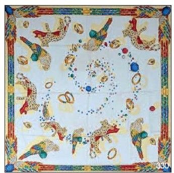 une photo d'un foulard carré orné d'oiseaux