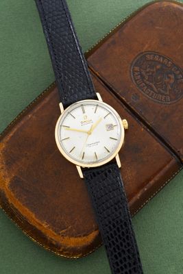 une montre posée sur un portefeuille, sur une table