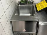 un évier et un lave-vaisselle dans une petite cuisine
