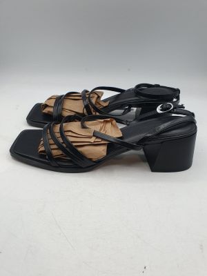 sandales en cuir noir avec des franges et des boucles sur les orteils