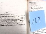 un post-it bleu posé sur un livre ouvert