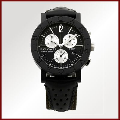 La montre est noire et possède un cadran blanc.