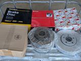 un chariot avec un carton de disques de frein et un carton de ruban adhésif