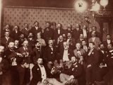 un groupe d'hommes posant pour une photo dans une pièce