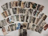 un tas de vieilles photos posées sur une table