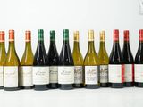 plusieurs bouteilles de vin alignées sur une table