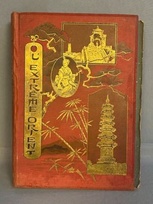 un vieux livre rouge orné de dorures, posé sur une table