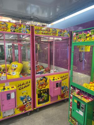 deux bornes d'arcade exposées dans un magasin