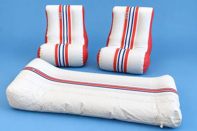 deux chaises gonflables et un oreiller sur fond bleu