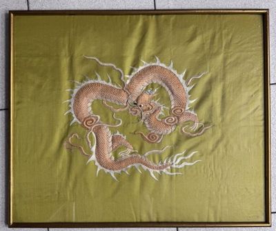 VIETNAM Panneau de soie brodé d'un dragon