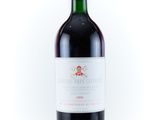 une bouteille de vin posée sur une table