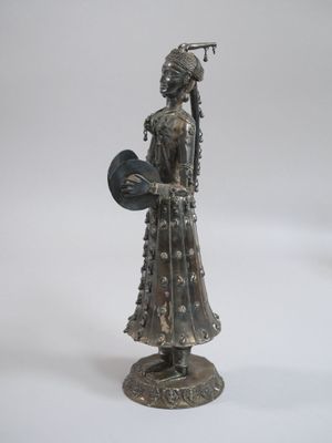 INDE Statuette en argent figurant une joueuse de cymbales