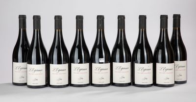 six bouteilles de vin rouge alignées