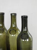 SIX BOUTEILLES en verre soufflé avec écusson. (photo 2)
