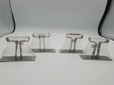 trois verres posés sur une table blanche