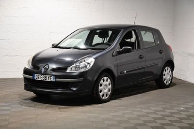 la photo d'une petite voiture noire garée dans un garage
